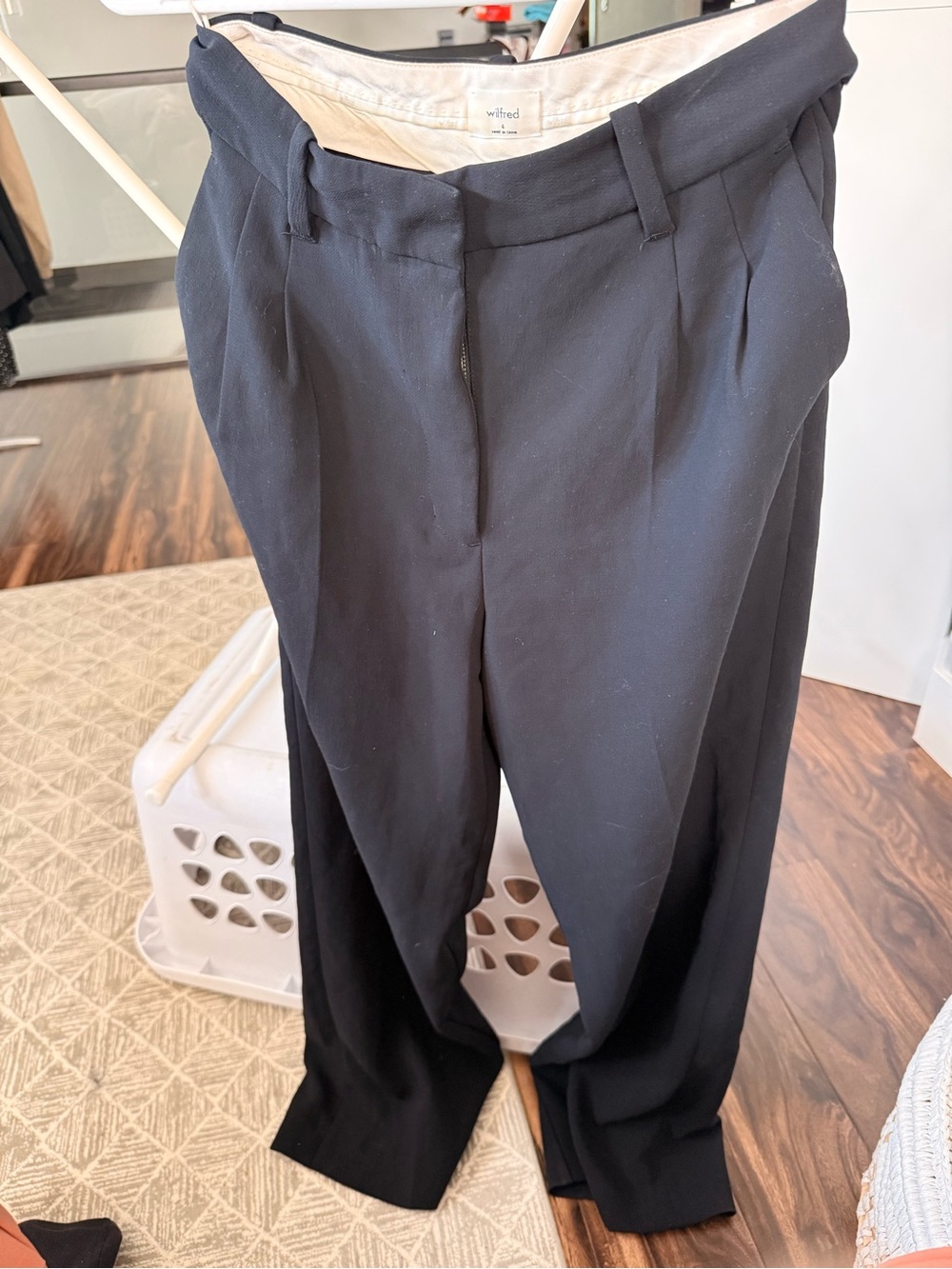 Wilfred Women’s Black Pleated Dress Pants